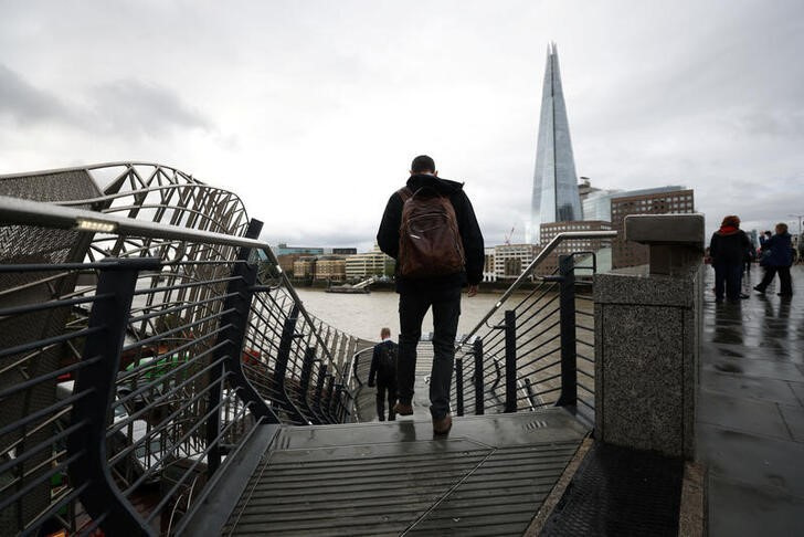 © Reuters. Commuters cross London Bridge in London, Britain August 2, 2023. REUTERS/Hollie Adams/files