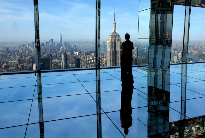 &copy; Reuters. A woman looks out at the Empire State Building and Manhattan skyline from the Summit at One Vanderbilt observatory in Manhattan in New York City, U.S., April 14, 2023. REUTERS/Mike Segar/Files