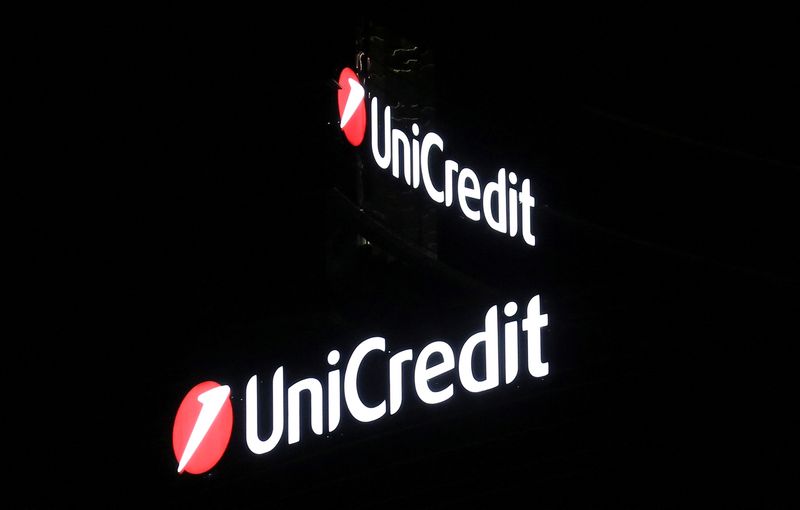 &copy; Reuters. Il logo di UniCredit nel centro di Milano. REUTERS/Stefano Rellandini