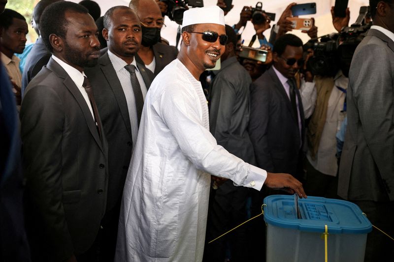 © Reuters. FILE PHOTO: Chadian President Mahamat Idriss Deby casts his vote for the presidential elections in N’Djamena, Chad, May 6, 2024. REUTERS/Stringer/File Photo 