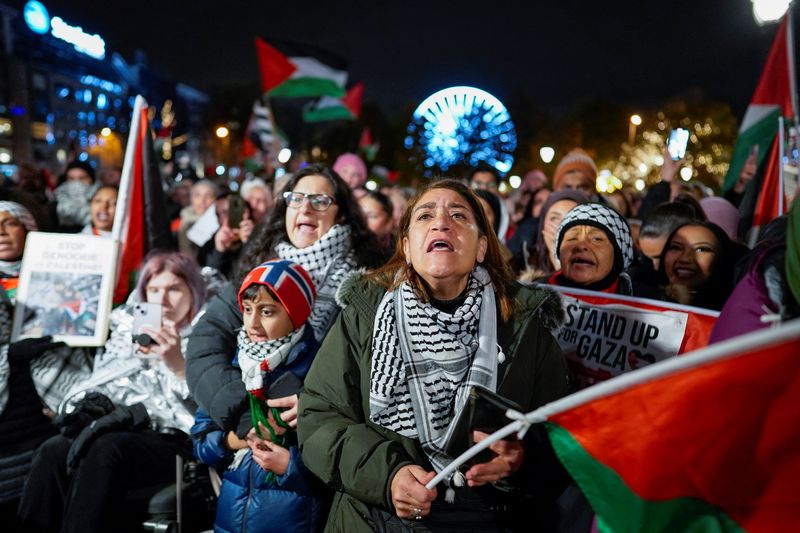 &copy; Reuters. Persone partecipano a una manifestazione a sostegno di Gaza e dei palestinesi, organizzata dal Comitato per la Palestina, davanti all'edificio del Parlamento norvegese, Stortinget, a Oslo, Norvegia, 4 novembre 2023. Heiko Junge/NTB/via REUTERS