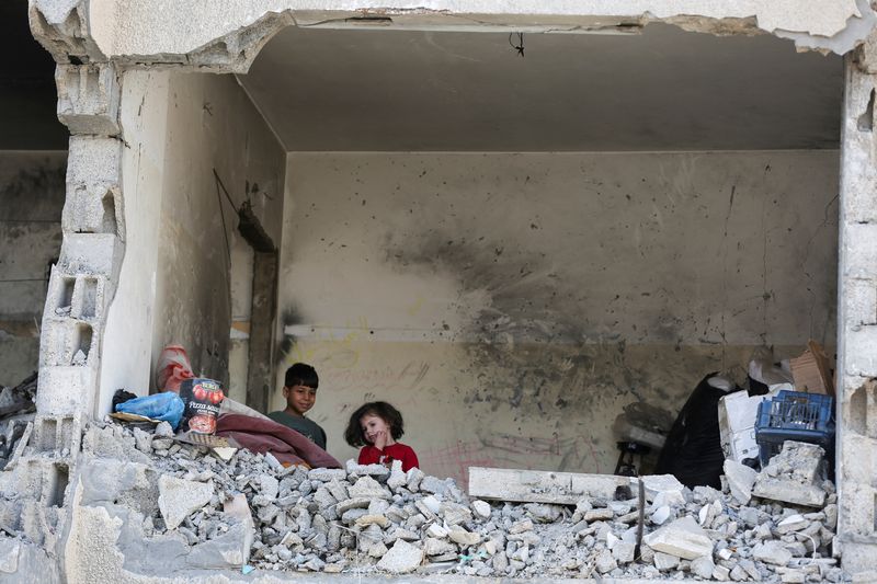 © Reuters. Palestinian kids stand in a house destroyed by an Israeli strike, amid the ongoing conflict between Israel and the Palestinian Islamist group Hamas, in Rafah, southern Gaza Strip May 22, 2024. REUTERS/Hatem Khaled