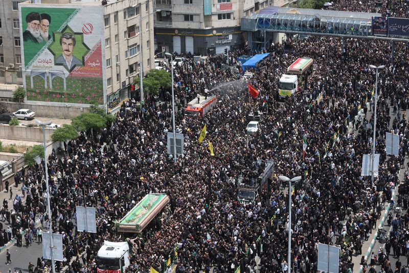 &copy; Reuters. Mourners attend the funeral for victims of the helicopter crash that killed Iran's President Ebrahim Raisi, Foreign Minister Hossein Amirabdollahian and others, in Tehran, Iran, May 22, 2024. Majid Asgaripour/WANA (West Asia News Agency) via REUTERS