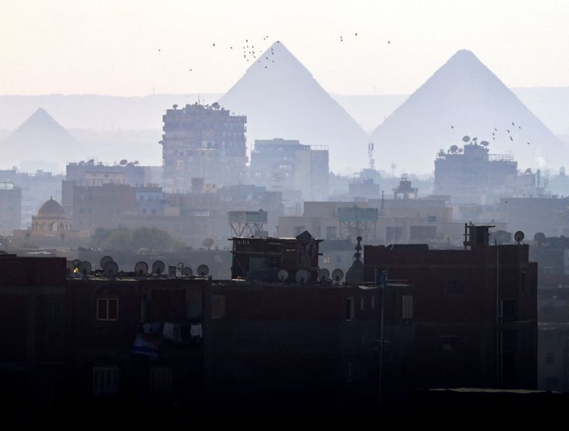 &copy; Reuters. FILE PHOTO: A general view of fog over the Great Pyramids and old houses in Cairo, Egypt 24 January 2024. REUTERS/Amr Abdallah Dalsh/File Photo