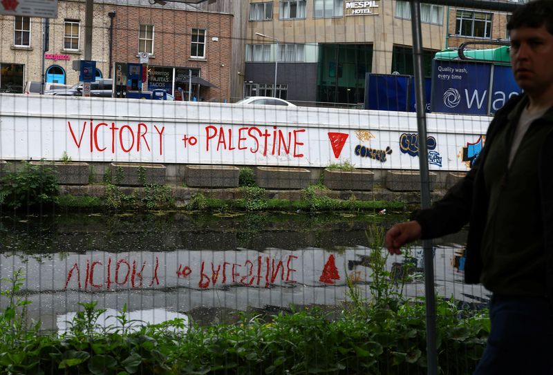 &copy; Reuters. A man walks past graffiti reading ‘Victory to Palestine’ after Ireland has announced it will recognise a Palestinian state, in Dublin, Ireland, May 22, 2024. REUTERS/Hannah McKay