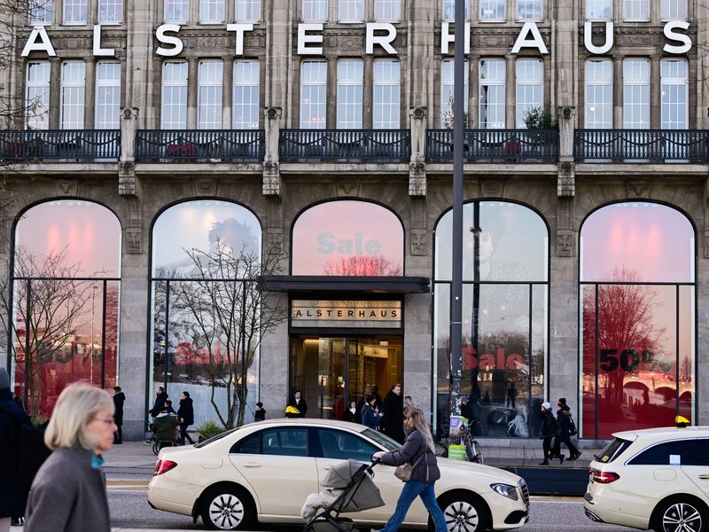 &copy; Reuters. Passanti davanti ai grandi magazzini di lusso Alsterhaus ad Amburgo, Germania, 29 gennaio 2024. REUTERS/Fabian Bimmer/Foto d'archivio