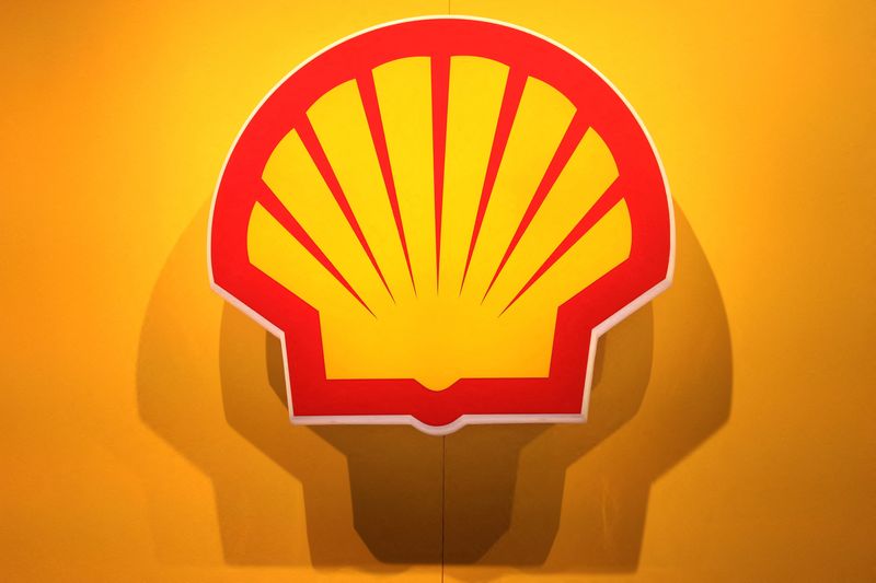 © Reuters. FILE PHOTO: The logo of British multinational oil and gas company Shell is displayed during the LNG 2023 energy trade show in Vancouver, British Columbia, Canada, July 12, 2023. REUTERS/Chris Helgren/File Photo