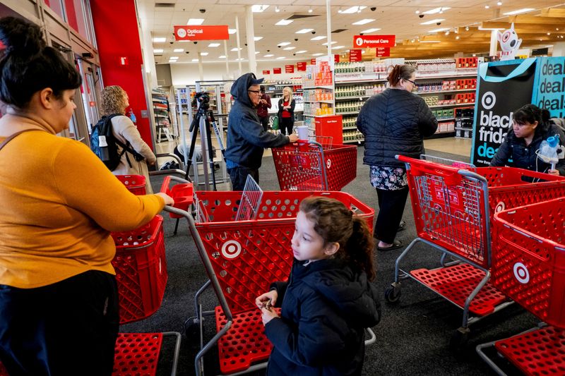 &copy; Reuters. FILE PHOTO: Shoppers converge in a Target store in Chicago, Illinois, U.S. November 21, 2023.  REUTERS/Vincent Alban/File Photo