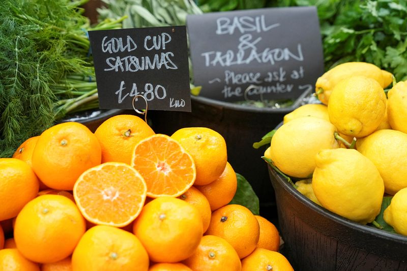 © Reuters. Prices of food are displayed at the Borough Market as the UK inflation rates fall by less than expected in London, Britain May 22, 2024. REUTERS/Maja Smiejkowska