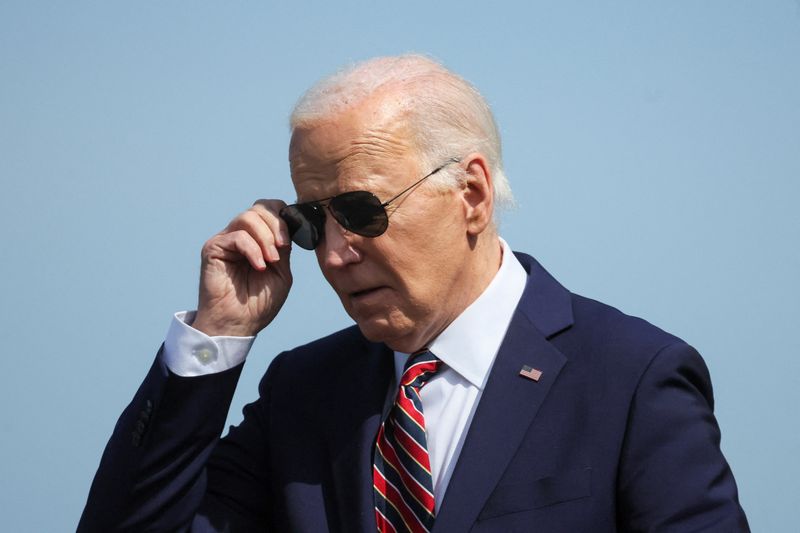&copy; Reuters. FILE PHOTO: U.S. President Joe Biden arrives at Boston Logan International Airport in Boston, Massachusetts, U.S. May 21, 2024. REUTERS/Leah Millis/File Photo
