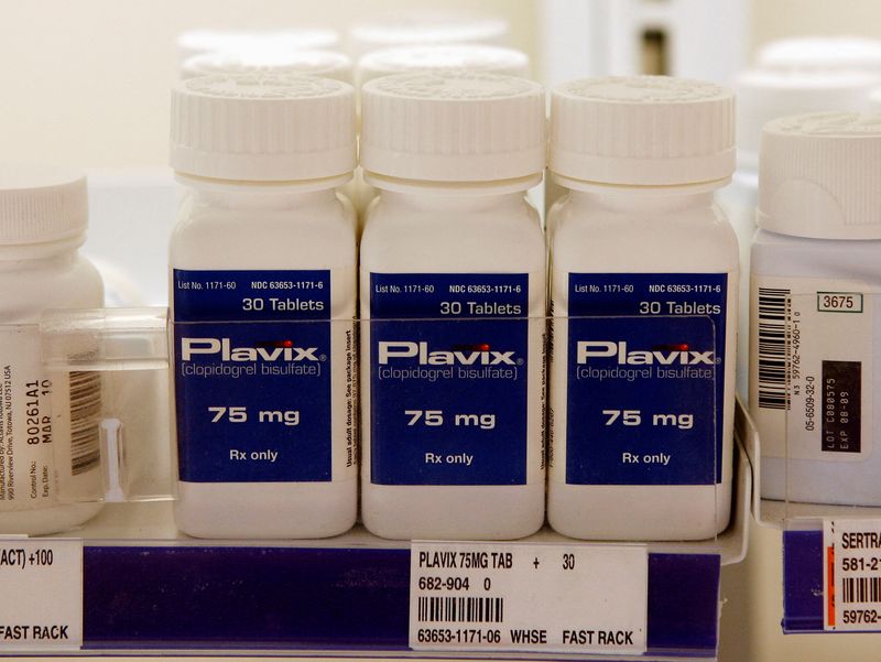 &copy; Reuters. FILE PHOTO: Bottles of Plavix are displayed on the shelves at a pharmacy in North Aurora, Illinois July 24, 2008.REUTERS/Jeff Haynes/File Photo