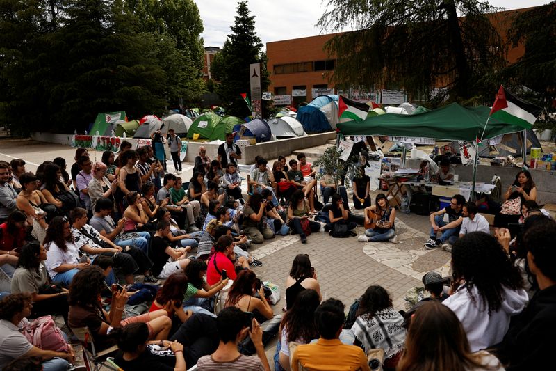 © Reuters. Singer Rozalen plays the guitar and sings during a gathering at a pro-Palestinian encampment by students of the Complutense University of Madrid amid the ongoing conflict between Israel and the Palestinian Islamist group Hamas, in Madrid, Spain, May 22, 2024. Spanish Prime Minister Pedro Sanchez said on Wednesday that the country's council of ministers would recognise an independent Palestinian state on Tuesday May 28. REUTERS/Susana Vera