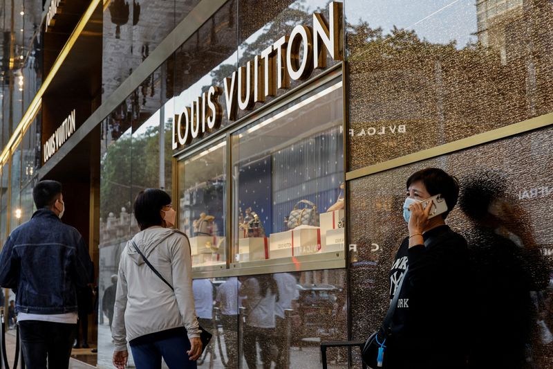 &copy; Reuters. FILE PHOTO: People walk past a Louis Vuitton store in Tsim Sha Tsui, a bustling shopping hotspot, in Hong Kong, China December 5, 2023. REUTERS/Tyrone Siu/File Photo
