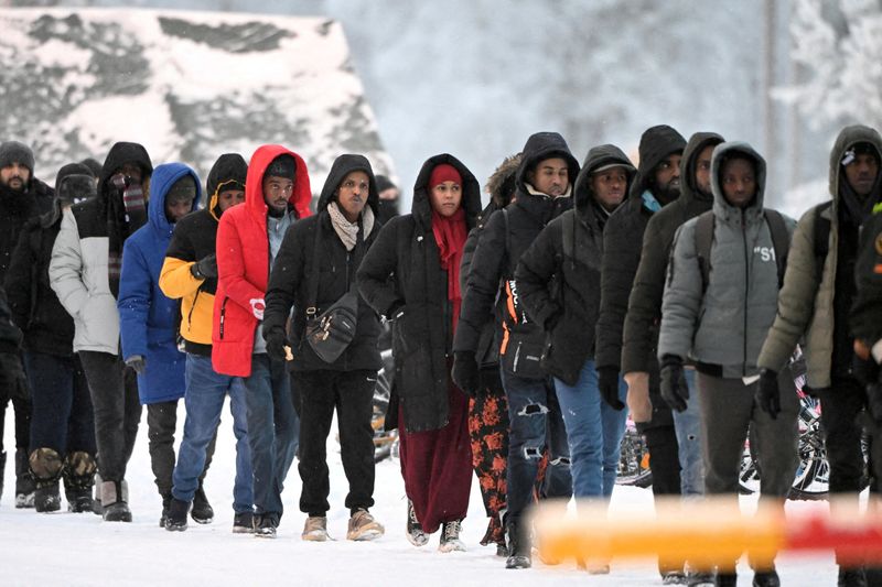 &copy; Reuters. FILE PHOTO: A group of migrants arrive to the international border crossing at Salla, northern Finland, November 23, 2023.  Lehtikuva/Jussi Nukari via REUTERS/File Photo