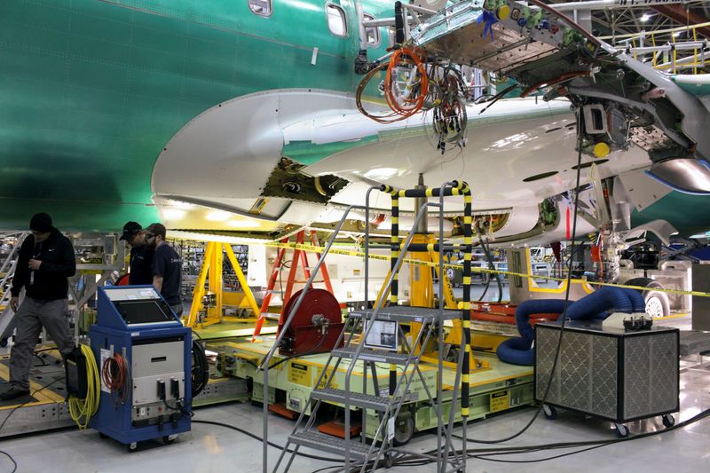 © Reuters. FILE PHOTO: Boeing employees work during a media tour of the Boeing 737 MAX at the Boeing plant in Renton, Washington December 7, 2015. Picture taken December 7, 2015. REUTERS/Matt Mills McKnight/File Photo