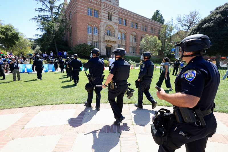&copy; Reuters. Police officers gather during demonstrations by protesters in support of Palestinians in Gaza and pro-Israel counter-protesters, amid the ongoing conflict between Israel and the Palestinian Islamist group Hamas, at the University of California Los Angeles