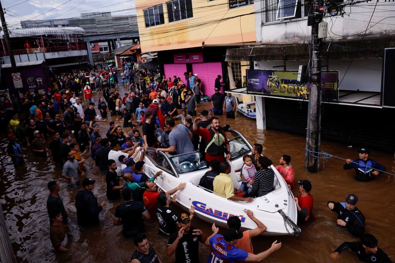 &copy; Reuters. Pessoas são resgatadas de enchentes em Canoas, no Rio Grande do Sul
05/05/2024 
REUTERS/Amanda Perobelli