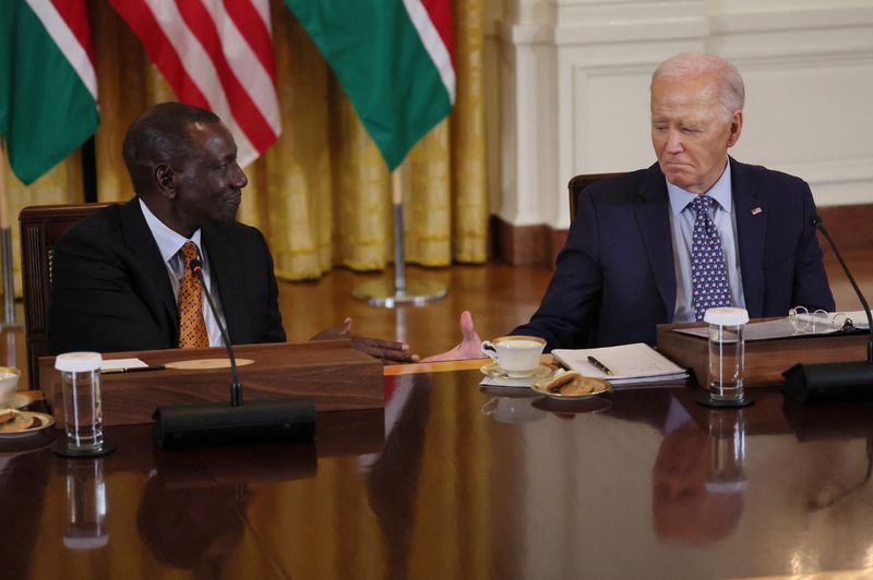 &copy; Reuters. U.S. President Joe Biden goes in for a handshake during event with Kenyan President William Ruto and business executives at the White House, in Washington, U.S., May 22, 2024. REUTERS/Leah Millis