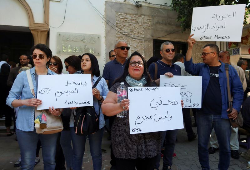 &copy; Reuters. Parentes de Mourad Zghidi, jornalista da rádio IFM que foi preso com o colega Borhen Bsaiss carregam faixas pedindo sua libertação do lado de fora do prédio do Decanato de Advogados em Túnis, Tunísia
13/05/2024
REUTERS/Jihed Abidellaoui