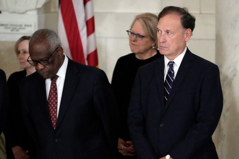 &copy; Reuters. Supreme Court Justice Clarence Thomas and Justice Samuel Alito attend a private ceremony for retired Supreme Court Justice Sandra Day O’Connor before public repose in the Great Hall at the Supreme Court in Washington, Monday, Dec. 18, 2023. Jacquelyn Ma