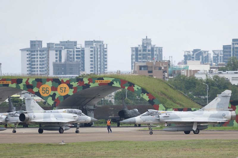 © Reuters. A ground staff gestures to Taiwan Air Force Mirage 2000-5 aircraft preparing to take off at Hsinchu Air Base, in Hsinchu, Taiwan May 23, 2024. REUTERS/Carlos Garcia Rawlins