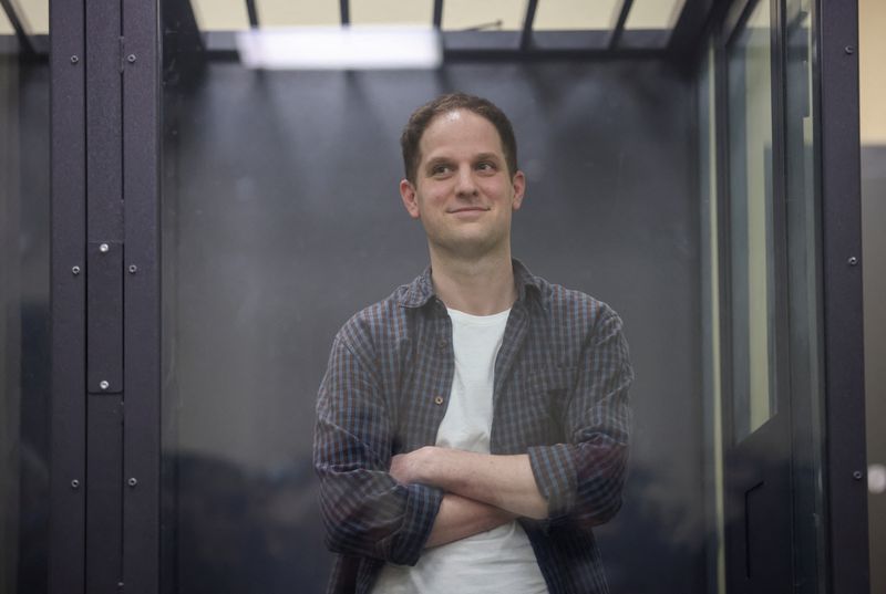 &copy; Reuters. FILE PHOTO: Wall Street Journal reporter Evan Gershkovich, who is in custody on espionage charges, stands behind a glass wall of an enclosure for defendants as he attends a court hearing in Moscow, Russia, April 23, 2024. REUTERS/Tatyana Makeyeva/File Pho