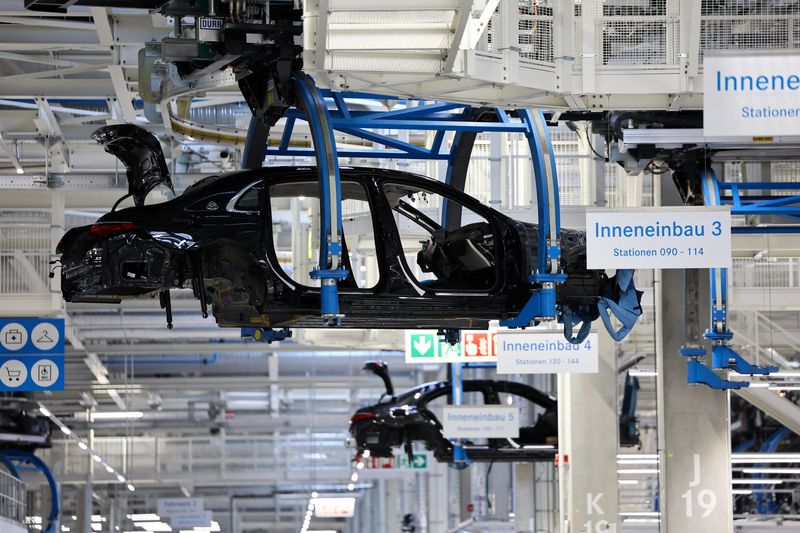 &copy; Reuters. Carrozzerie delle Mercedes-Maybach vengono sollevate nella “Fabbrica 56”, uno dei più moderni stabilimenti di assemblaggio di auto elettriche e convenzionali della casa automobilistica tedesca Mercedes-Benz, a Sindelfingen, vicino a Stoccarda, German