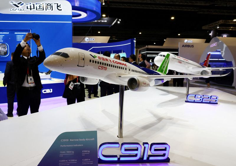 &copy; Reuters. FILE PHOTO: People take photos of a model of the Comac C919 plane during the Singapore Airshow at Changi Exhibition Centre in Singapore, February 20, 2024. REUTERS/Edgar Su