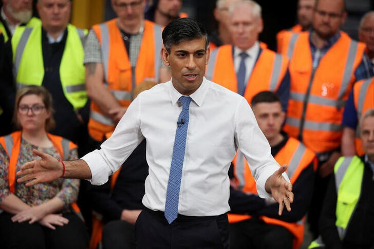 © Reuters. British Prime Minister Rishi Sunak speaks with staff at a transport distribution centre in Ilkeston, Britain, May 23, 2024. REUTERS/Phil Noble