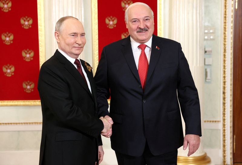 &copy; Reuters. FILE PHOTO: Russian President Vladimir Putin greets Belarusian President Alexander Lukashenko before a military parade on Victory Day, which marks the 79th anniversary of the victory over Nazi Germany in World War Two, in Moscow, Russia, May 9, 2024. Sput
