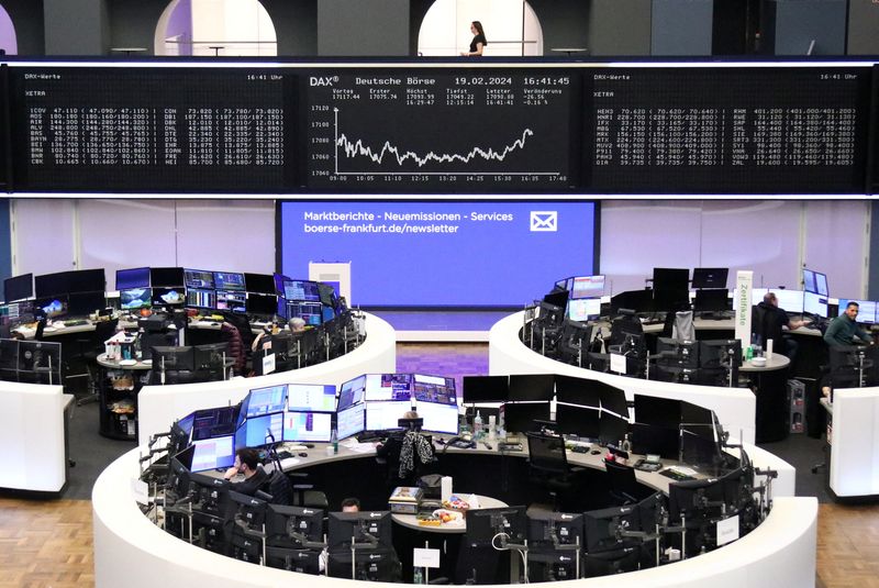 &copy; Reuters. Il grafico dell'indice azionario tedesco DAX è raffigurato alla borsa di Francoforte, Germania, il 19 febbraio 2024.  REUTERS/Staff