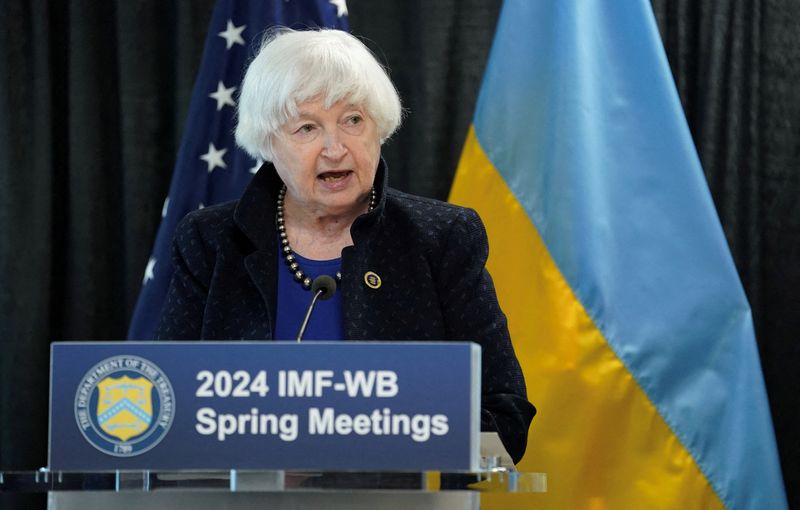 &copy; Reuters. La segretaria al Tesoro statunitense Janet Yellen parla ai giornalisti, insieme al primo ministro ucraino Denys Shmyhal, a margine degli incontri di primavera del Fmi e della Banca mondiale a Washington, negli Stati Uniti, il 17 aprile 2024. REUTERS/Kevin