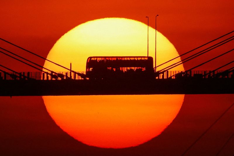 &copy; Reuters. A double-decker bus passes through Ting Kau Bridge at sunset in Hong Kong, China October 25, 2023. REUTERS/Tyrone Siu/File Photo
