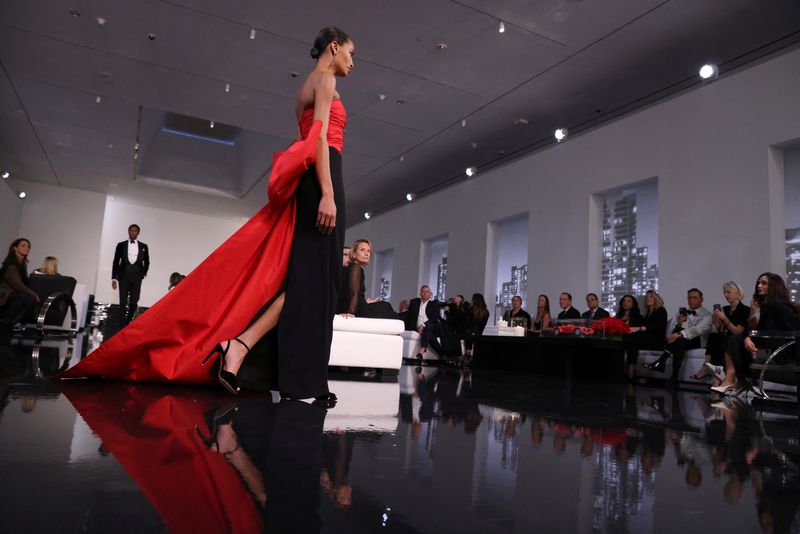 &copy; Reuters. FILE PHOTO: A model presents a creation from the Ralph Lauren Fall 22 collection at the Museum of Modern Art (MoMA) in Manhattan, New York City, U.S., March 22, 2022. REUTERS/Andrew Kelly/File Photo