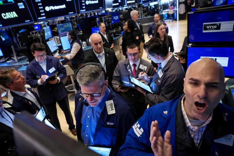 &copy; Reuters. FILE PHOTO: Traders work on the floor at the New York Stock Exchange (NYSE) in New York City, U.S., May 15, 2024.  REUTERS/Brendan McDermid/File Photo