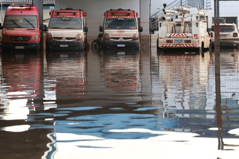 &copy; Reuters. Veículos perto de hospital alagado em Canoas, Rio Grande do Suln 20/5/2024   REUTERS/Diego Vara