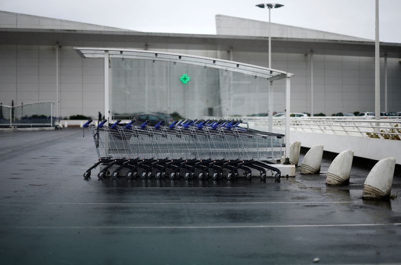 &copy; Reuters. FILE PHOTO: Shopping trolleys are seen outside a supermarket in Reze near Nantes, France, March 27, 2024. REUTERS/Stephane Mahe/File Photo