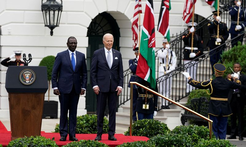 © Reuters. U.S. President Joe Biden welcomes Kenyan President William Ruto during an official White House State Arrival ceremony on the South Lawn of the White House in Washington, U.S., May 23, 2024. REUTERS/Elizabeth Frantz