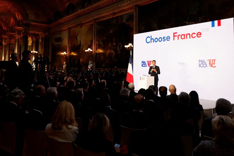 &copy; Reuters. FILE PHOTO: France's President Emmanuel Macron delivers a speech during the seventh "Choose France Summit", aiming to attract foreign investors to the country, at the Chateau de Versailles, outside Paris, on May 13, 2024.  LUDOVIC MARIN/Pool via REUTERS/F