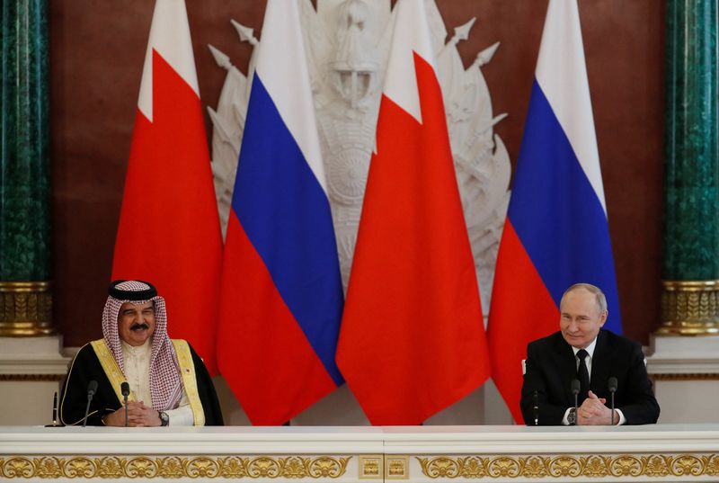 &copy; Reuters. Russian President Vladimir Putin (R) and the King of Bahrain, Hamad bin Isa Al Khalifa (L), attend a sign docs ceremony during their meeting at the Kremlin in Moscow, Russia, 23 May 2024. YURI KOCHETKOV/Pool via REUTERS