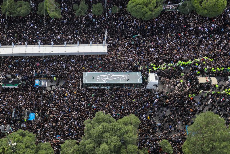 &copy; Reuters. Mourners attend a burial ceremony of the late Iran's President Ebrahim Raisi in Mashhad, Iran, May 23, 2024. Iran's Presidency/WANA (West Asia News Agency)/Handout via 