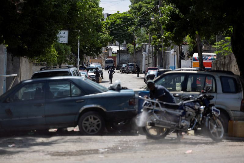 &copy; Reuters. Veículos são colocados como barreiras para evitar gangues em Porto Príncipen 5/5/2024   REUTERS/Ricardo Arduengo