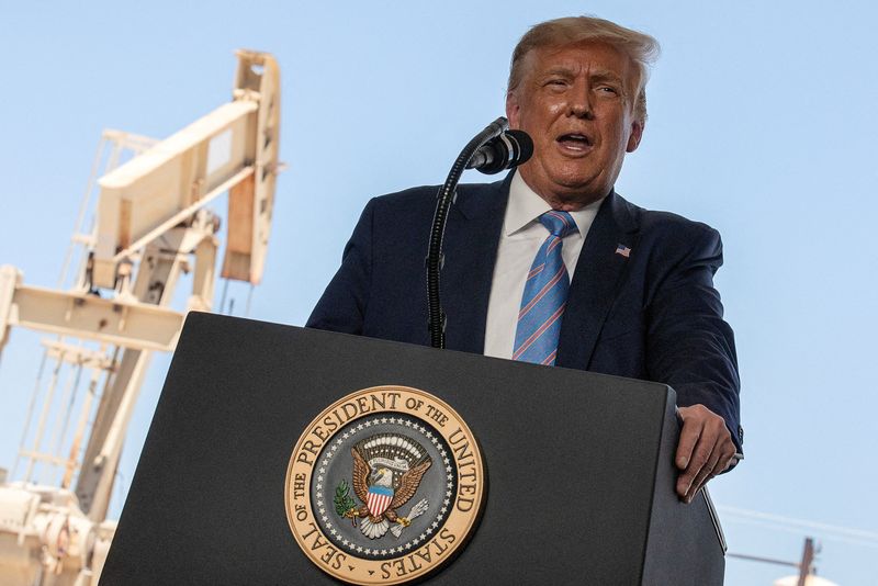 &copy; Reuters. FILE PHOTO: U.S. President Donald Trump delivers a speech during a tour of the Double Eagle Energy Oil Rig in Midland, Texas, U.S., July 29, 2020. REUTERS/Carlos Barria/File Photo