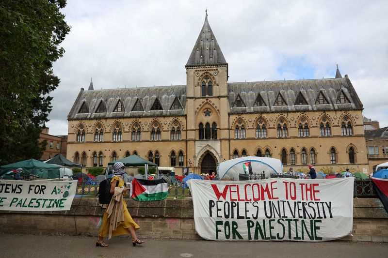 &copy; Reuters. A protester walks past a pro-Palestinian camp at Oxford University, amidst the ongoing conflict between Israel and the Palestinian Islamist group Hamas, in Oxford, Britain, May 23, 2024. REUTERS/Isabel Infantes