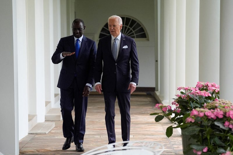 &copy; Reuters. U.S. President Joe Biden and Kenya's President William Ruto walk along the Colonnade around the Rose Garden on their way to the Oval Office for a meeting after a State Arrival Ceremony at the White House, Thursday, May 23, 2024, in Washington, U.S.    Eva