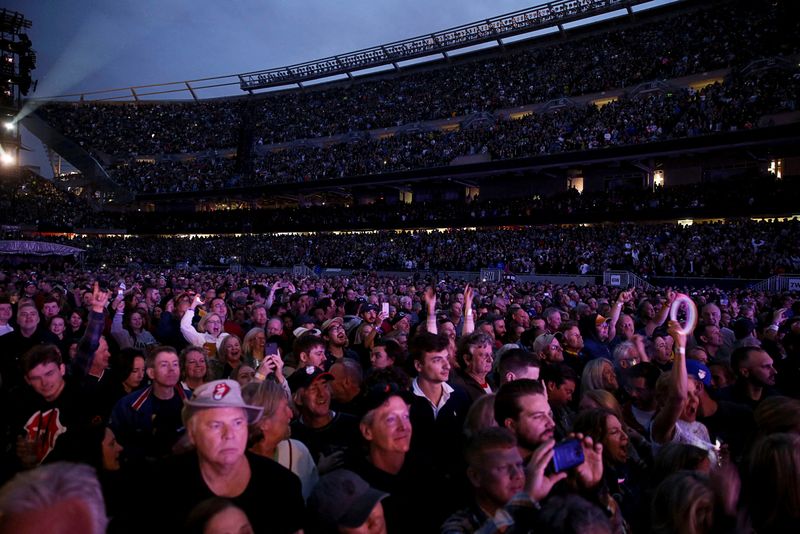 © Reuters. FILE PHOTO: Concert goers listen as the Rolling Stones perform during the kick-off show of their 