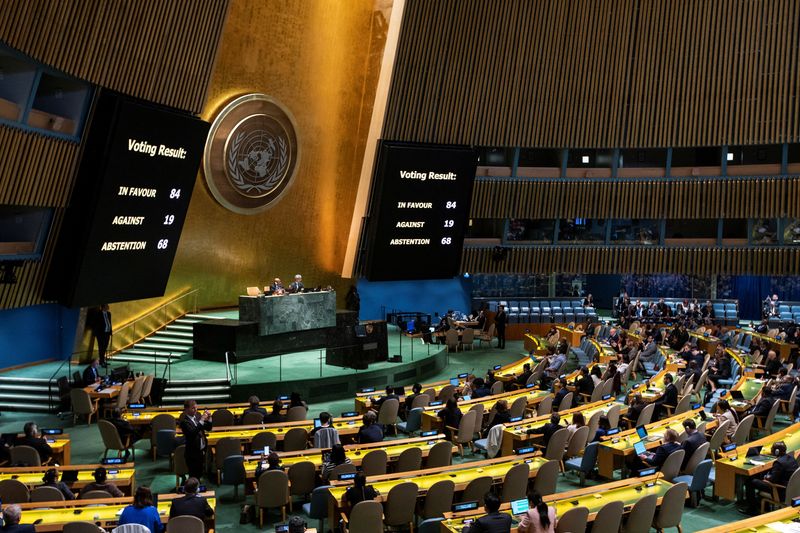 &copy; Reuters. Telas com resultados de votação na Assembleia Geral das Nações Unidas sobre a criação de um dia internacional sobre o genocídio de Srebrenica, na sede das Nações Unidas em Nova Yorkn23/05/2024nREUTERS/Eduardo Munoz