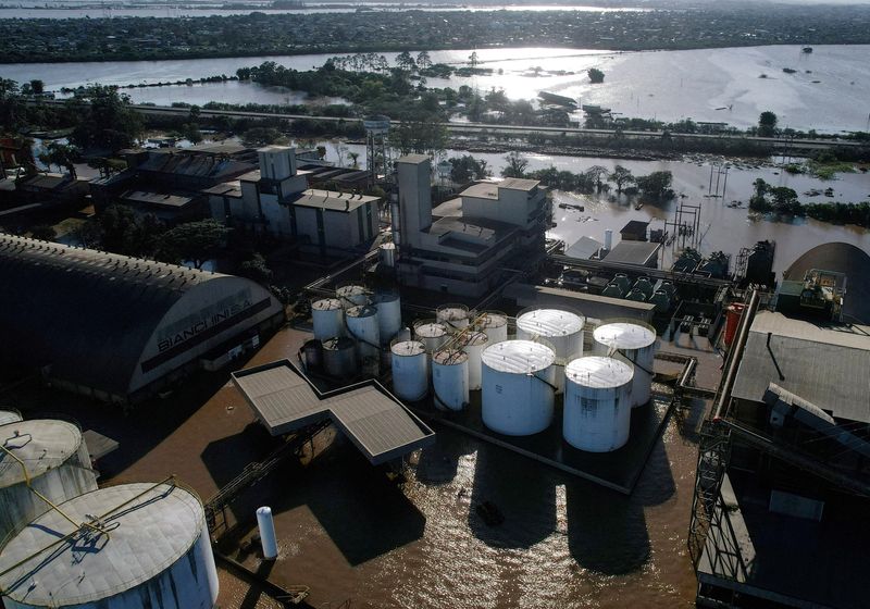 &copy; Reuters. Inundação de fábrica de biodiesel e silo de soja em Canoasn14/05/2024nREUTERS/Adriano Machado