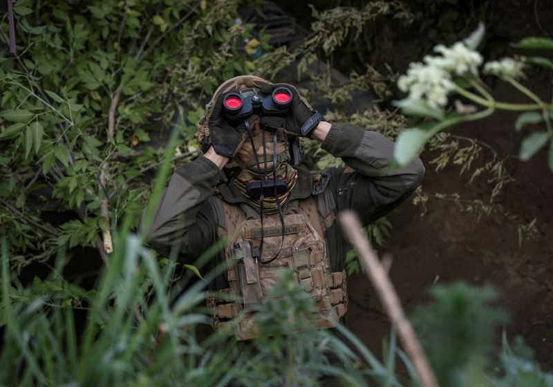 &copy; Reuters. FILE PHOTO: A Ukrainian serviceman from an air defence unit of the 93rd Mechanized Brigade monitors the sky at a frontline, amid Russia's attack on Ukraine, near the town of Bakhmut, Ukraine May 23, 2024. REUTERS/Oleksandr Ratushniak/File Photo