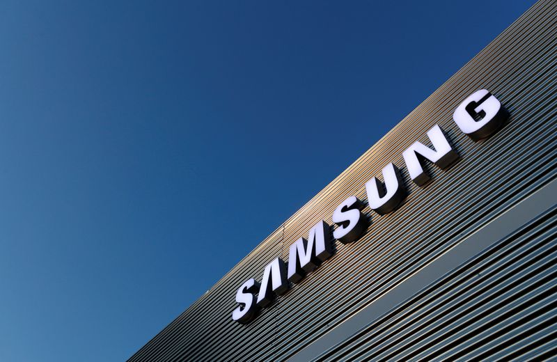 &copy; Reuters. FILE PHOTO: The logo of Samsung is seen on a building during the Mobile World Congress in Barcelona, Spain February 25, 2018. REUTERS/Yves Herman/File Photo